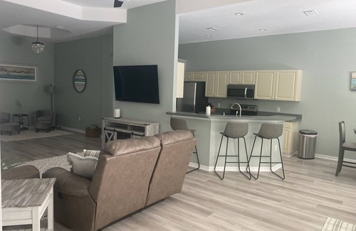 Venice House | 3-bed/2 bath pool home in Venice Florida! Beaches and downtown 5 minutes away