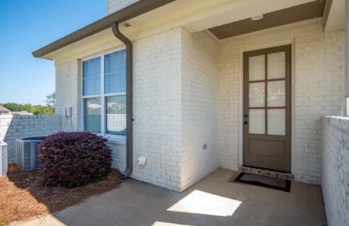 Oxford Condo | 3 bed/3.5 bath end unit Condo in Oxford. 2 miles from the Square and Campus.