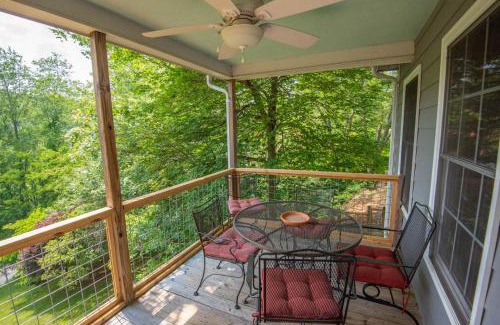 West Jefferson House | 3 Bed Cabin Overlooking the New River- HOT TUB, Fire Pit, Dogs OK