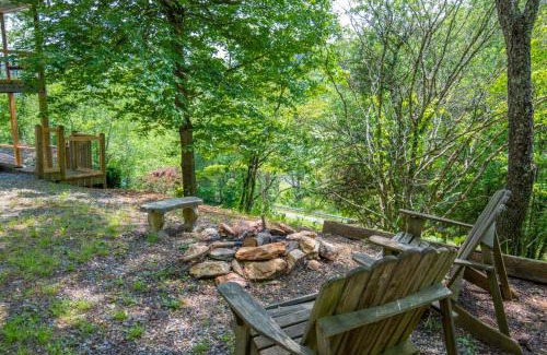 West Jefferson House | 3 Bed Cabin Overlooking the New River- HOT TUB, Fire Pit, Dogs OK