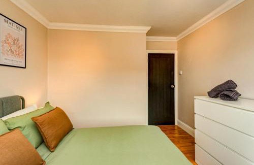 Gosport Apartment | 3 bed home by the sea