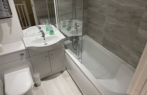 Forsbrook House | 3-Bed House in Stoke-on-Trent Free Sky Free Wifi