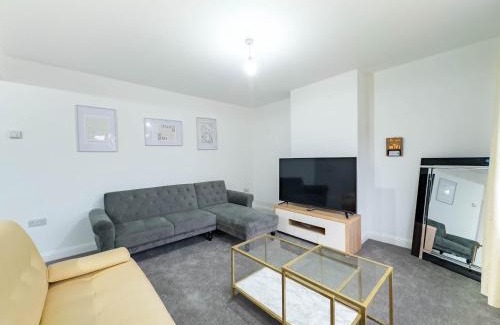 Westcliff-on-Sea House | 3 Bed House Sleeps 6 - Free Parking -Tv & Wi-Fi