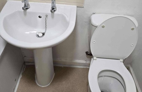Bletchley House | 3 Bed House- Sleeps 6 - Parking - Wifi