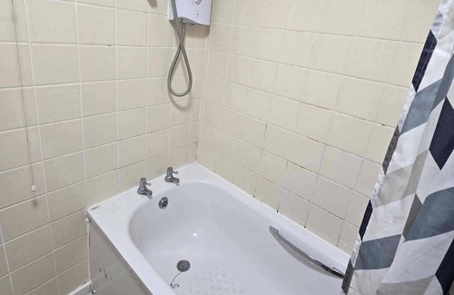 Bletchley House | 3 Bed House- Sleeps 6 - Parking - Wifi