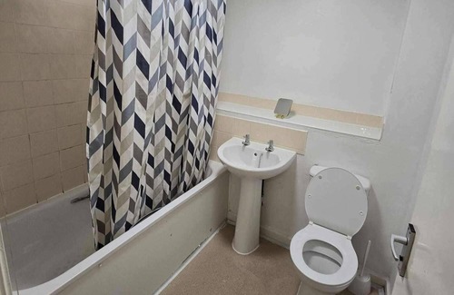 Bletchley House | 3 Bed House- Sleeps 6 - Parking - Wifi