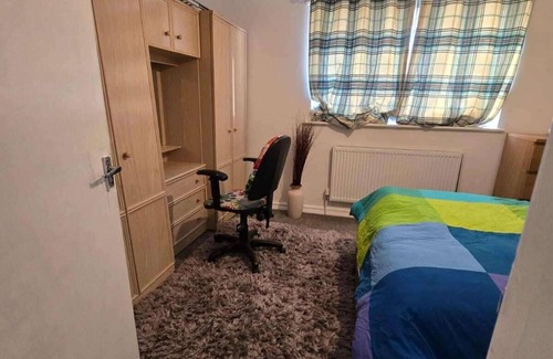 Bletchley House | 3 Bed House- Sleeps 6 - Parking - Wifi