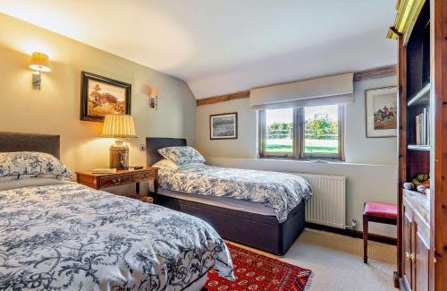 Heathfield House | 3 Bed in Heathfield 93718