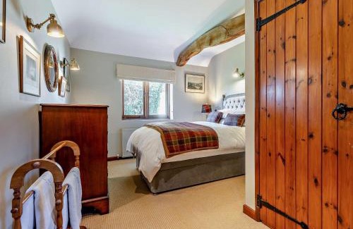 Heathfield House | 3 Bed in Heathfield 93718