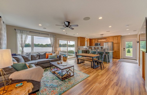 Lindstrom Cottage | 3 Bed Lake House with Balconies and HOT TUB