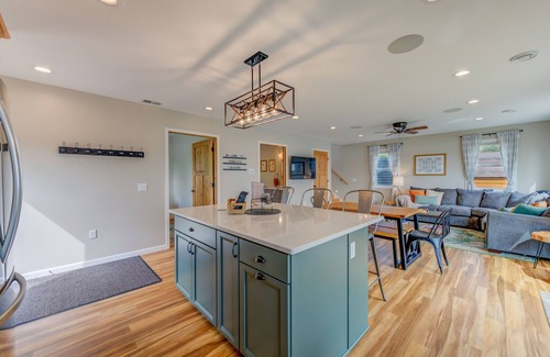 Lindstrom Cottage | 3 Bed Lake House with Balconies and HOT TUB