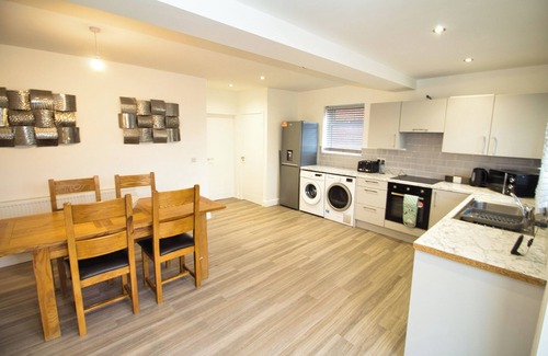 Ridgeway House | 3 Bed, Sleeps 5, Pet Friendly, Free Parking