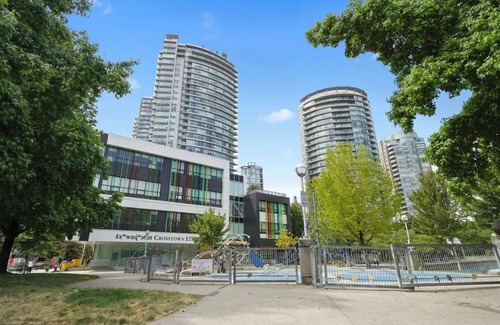 Chinatown Condo | 3 bed Subpenthouse Ocean&Mountain View-Downtown