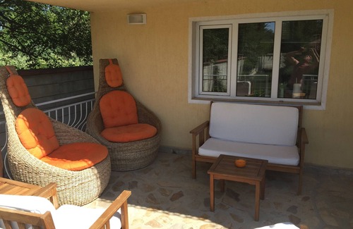Dobrich Villa | 3 bed villa (sleeps 6-8), heated pool, a/c, garden, village location, by sea