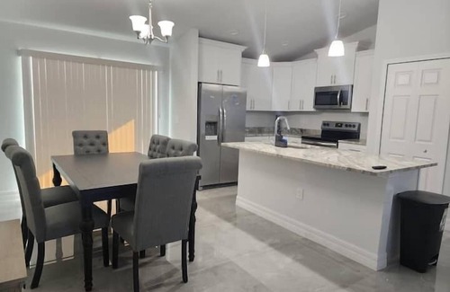 Harris Apartment | 3 Bedroom 812855 by Houzlet