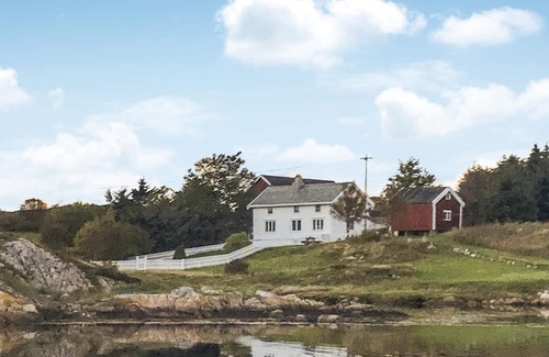 Dyrvik Apartment | 3 bedroom accommodation in Dyrvik