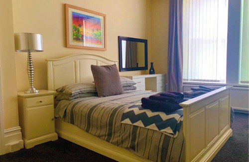Birkenhead Apartment | 3 Bedroom Apartment - Borough Road