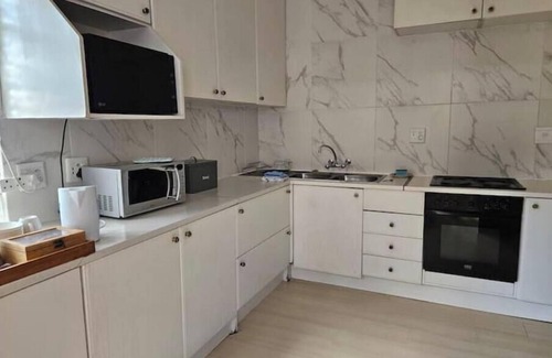 Greater Johannesburg Metropolitan Area Apartment | 3-bedroom apartment in peaceful Sandton with WiFi, AC