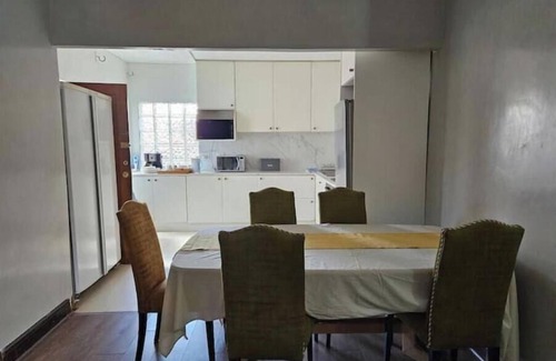 Greater Johannesburg Metropolitan Area Apartment | 3-bedroom apartment in peaceful Sandton with WiFi, AC