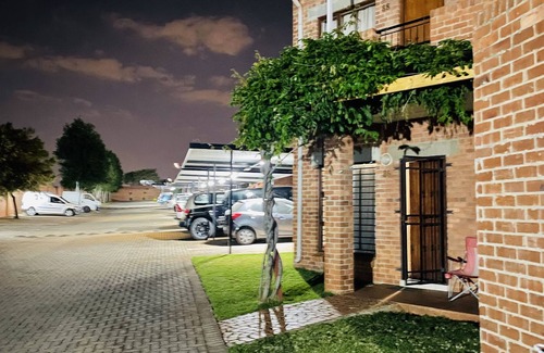Greater Johannesburg Metropolitan Area Apartment | 3 Bedroom Apartment in Bushmill Amorosa Roodepoort . Family friendly