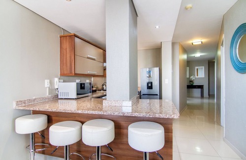 Cape Town Apartment | 3-bedroom beach front apartment in Cape Town with Sea View and Robben Island