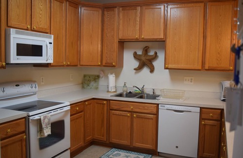 Lewes House | 3-bedroom beach themed townhome conveniently located. Enjoy a relaxing stay !