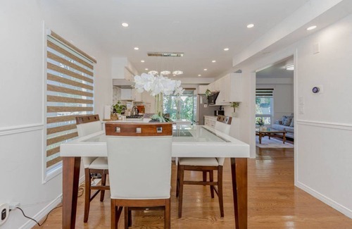 Mississauga House | 3-bedroom Bright & Beautiful house near downtown Mississauga