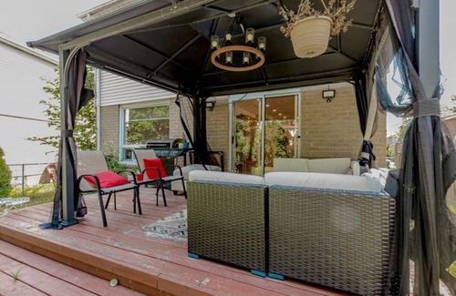 Mississauga House | 3-bedroom Bright & Beautiful house near downtown Mississauga