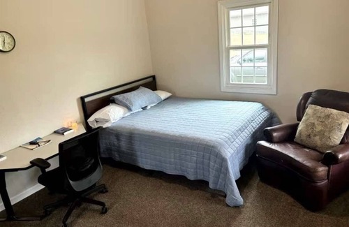 Fourmile House | 3-Bedroom Cottage, Peaceful setting, Close to Parks, 2 min. from Bell Theatre