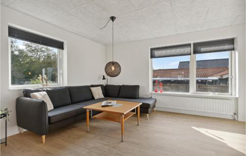 Sønder Felding House | 3 Bedroom Cozy Home In Sønder Felding