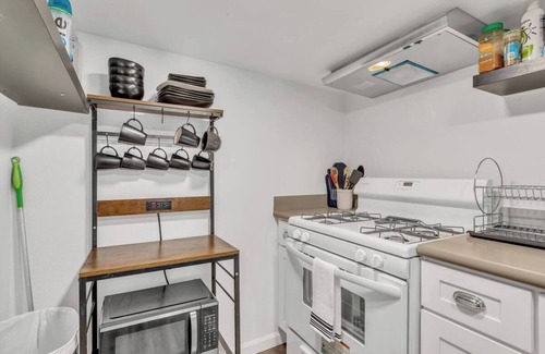 Land Park House | 3 bedroom duplex unit walking distance from Downtown