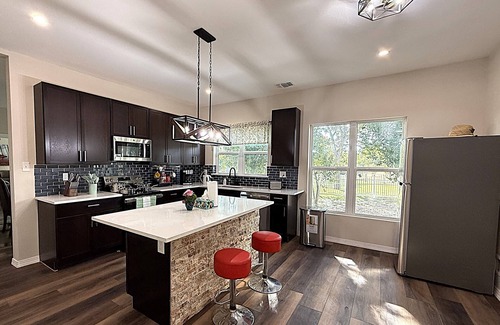 Seguin Other | 3-bedroom farmhouse in tranquil Seguin with large lot and trees