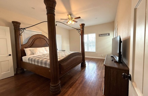 Seguin Other | 3-bedroom farmhouse in tranquil Seguin with large lot and trees