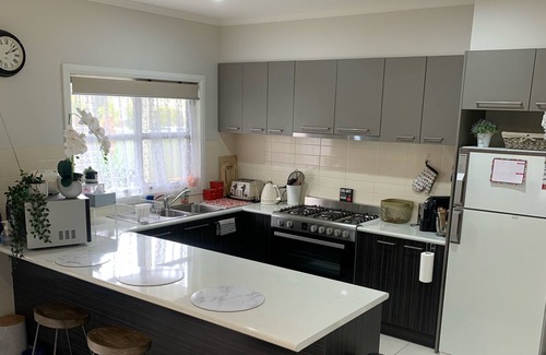 Ballarat House | 3 bedroom house. Sleeps 7 people. Pet friendly, close to town.