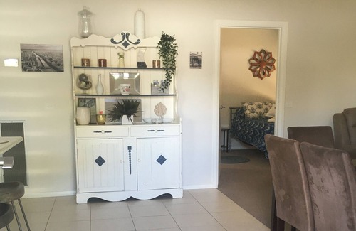 Ballarat House | 3 bedroom house. Sleeps 7 people. Pet friendly, close to town.