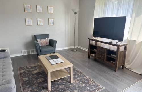 Brentwood House | 3-bedroom house and game room in Pittsburgh with WiFi, AC