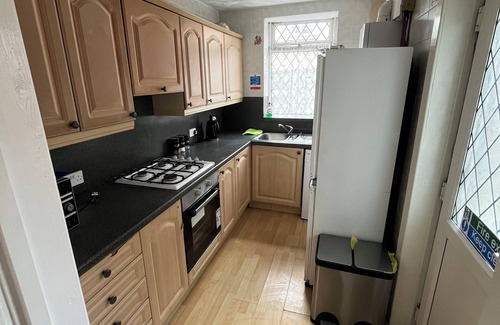 Oldham House | 3 bedroom house in a family neighbourhood, suitable for work commute