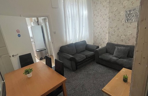 Oldham House | 3 bedroom house in a family neighbourhood, suitable for work commute