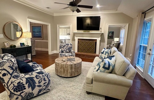 Martinez House | 3-bedroom house in Martinez.3.5 miles from the Masters!