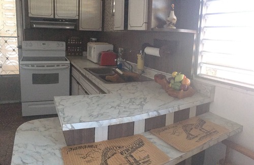 Gobernador Pinero House | 3-Bedroom House in Superb San Juan with AC, WiFi and more. Family-friendly.