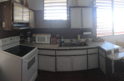 Gobernador Pinero House | 3-Bedroom House in Superb San Juan with AC, WiFi and more. Family-friendly.