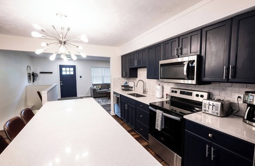 Grove City House | 3-bedroom house one mile from downtown Grove City+Dogs welcome+Quiet+Pool table