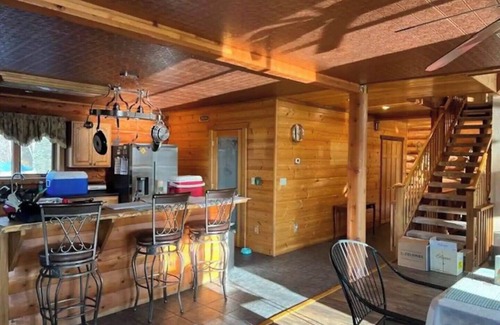Talkeetna Cabin | 3-bedroom Lake Front Lodge on 10 acres just 13 miles south of Downtown Talkeetna