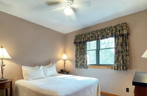 Reeders Cabin | 3 Bedroom Lake View Cabin, spectacular views of Mountain Springs Lake
