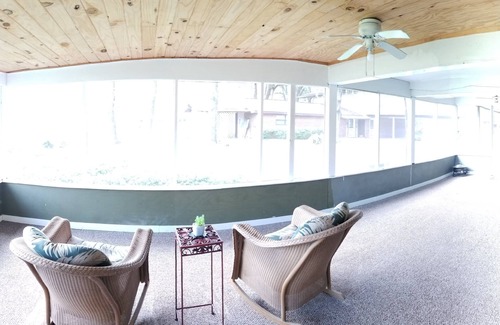 Hampton House | 3 Bedroom Lakeview Cottage w/lake & dock access