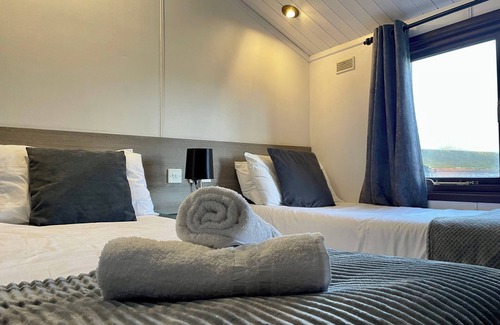 South Cerney Cabin | 3 Bedroom Lodge - Pets, Parking, Wifi, Pool Access