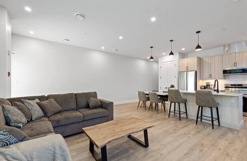 Regional District of Nanaimo Hotel | 3-bedroom Modern Rental Unit 2