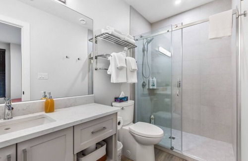 Regional District of Nanaimo Hotel | 3-bedroom Modern Rental Unit 2