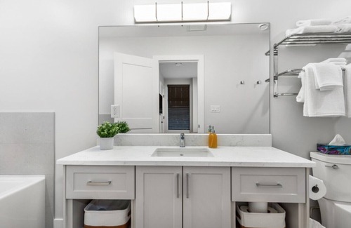 Regional District of Nanaimo Hotel | 3-bedroom Modern Rental Unit 2