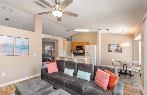 Interchange Square House | 3-bedroom pool house in Palm Bay in quiet neighborhood